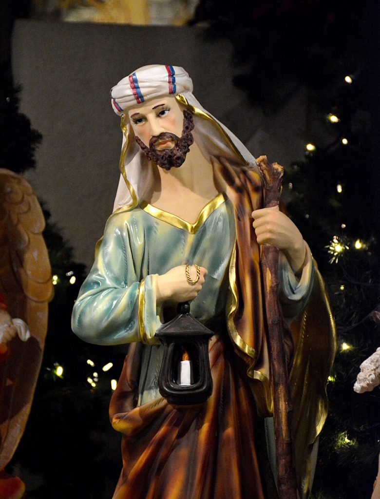 Joseph en tenue de service. Il porte souvent une lampe pour éclairer Marie et Jésus.