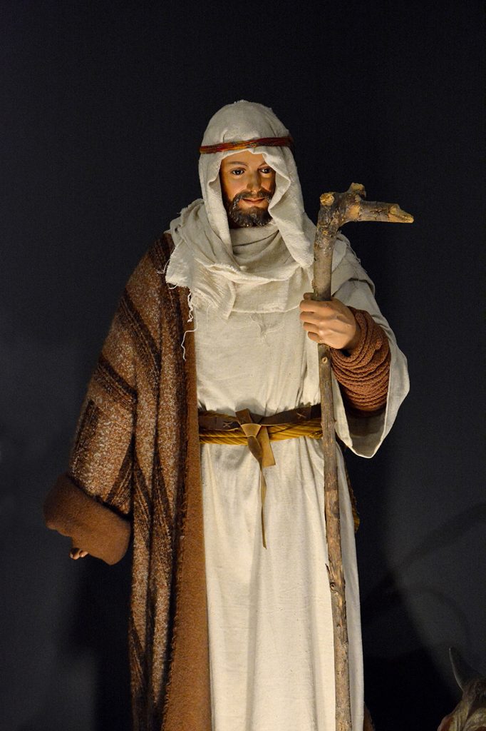 Joseph pèlerin avec son bâton de marche