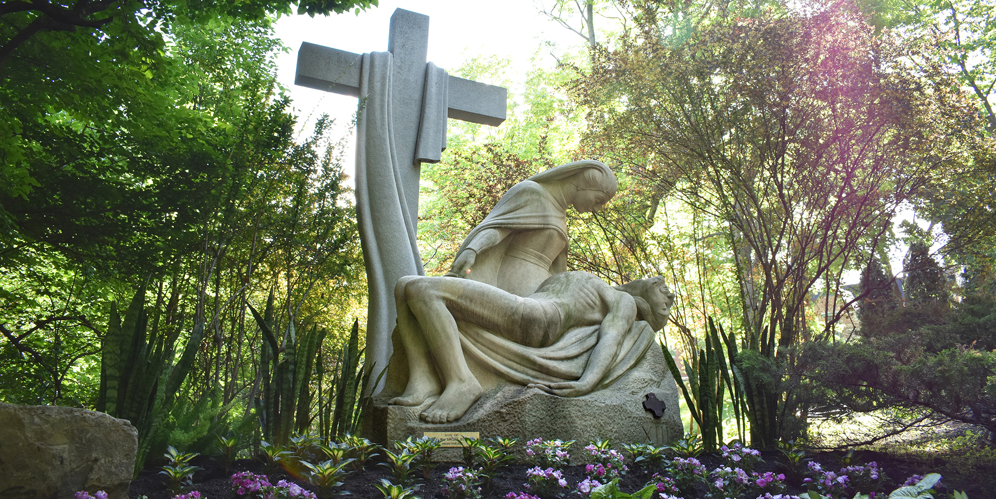 Sculpture par De Villiers - Jardin du chemin de la croix à l'Oratoire Saint-Joseph