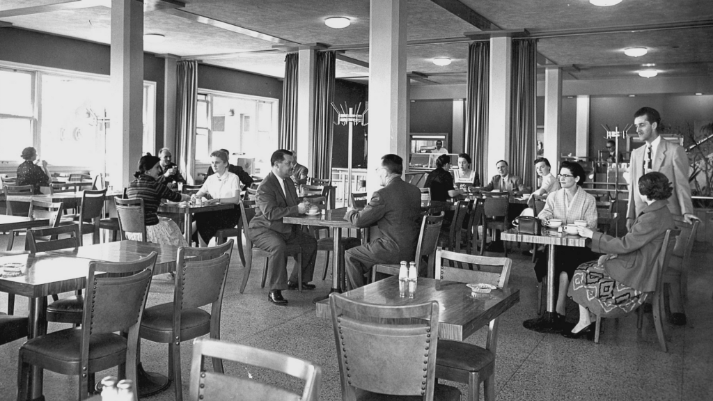 Une vue de l’une des salles à manger de la nouvelle cafétéria, après 1954. Archives de l’Oratoire Saint-Joseph du Mont-Royal
