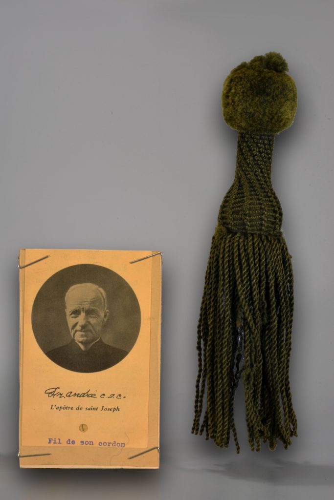 Cordon et relique de cordon produite par la Communauté de Sainte-Croix suite au décès du frère André le 6 janvier 1937