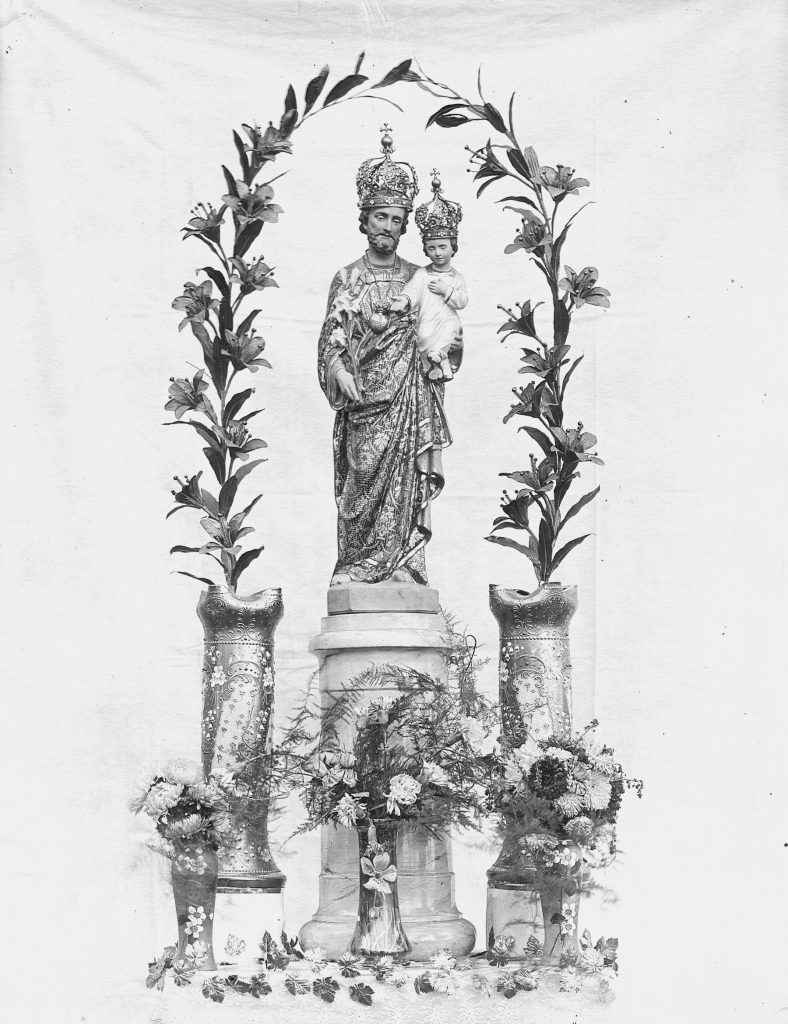 Saint Joseph couronné et entouré de fleurs